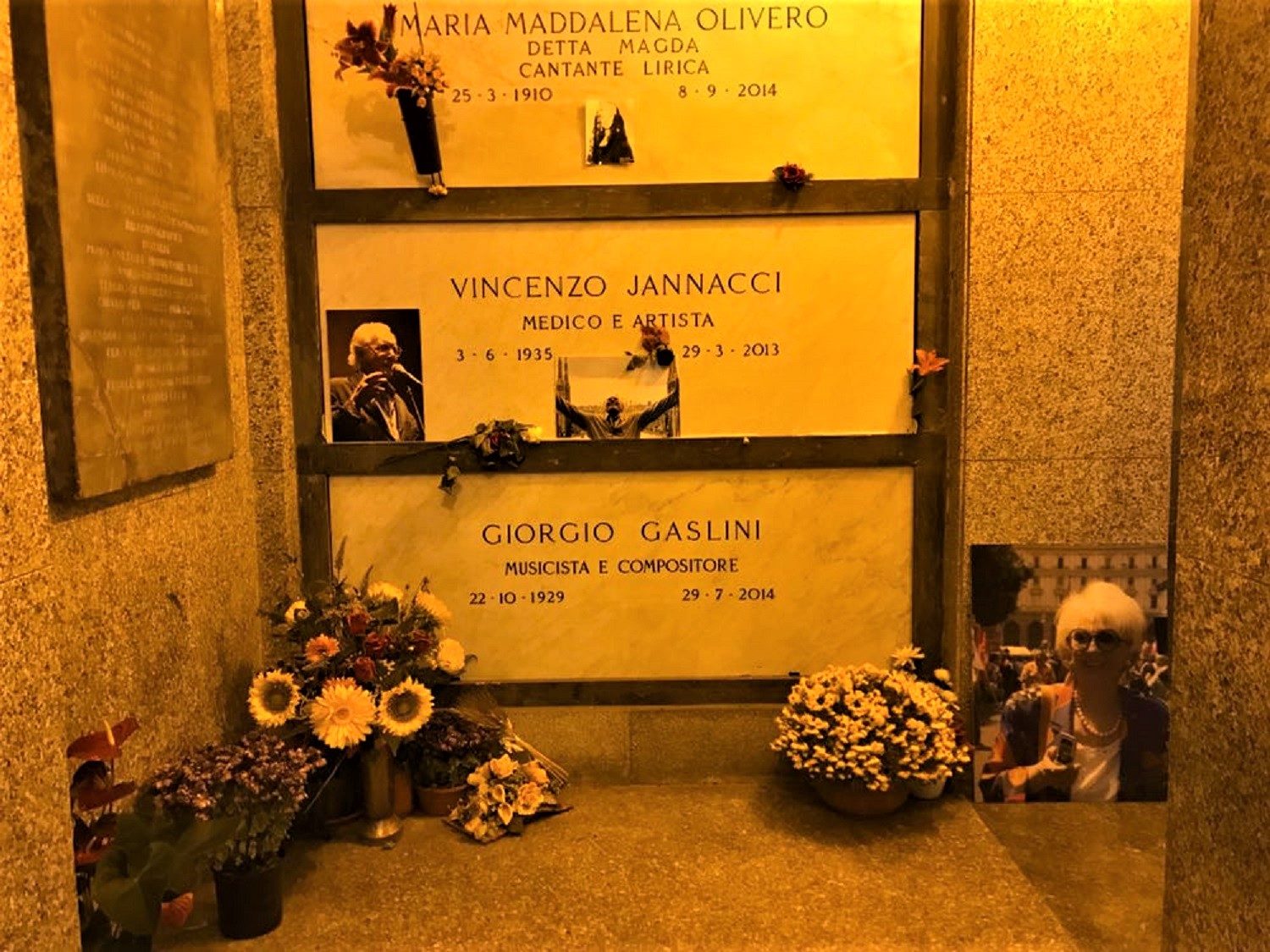 Enzo%20Jannacci%27s%20tomb%20%281%29.jpg